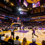 篮球馆内进行的NBA比赛画面