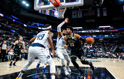 NBA常规赛比赛现场球员进攻组织画面