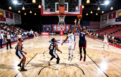 室内篮球馆进行的NBA常规赛比赛画面